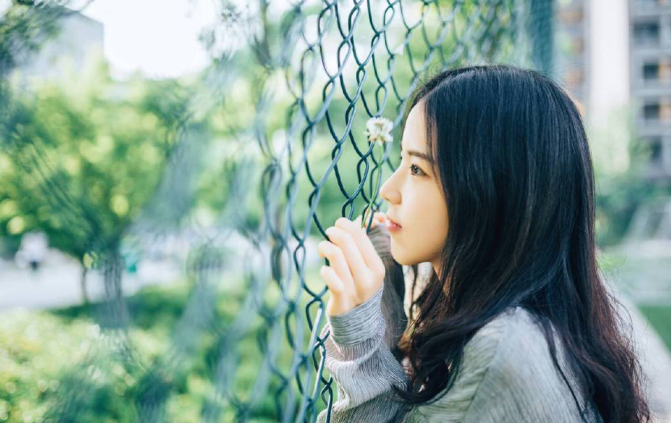 如果说生活是一种姿态，我宁愿选择冷漠;如果说对待一份感情，包括友情和亲情，我宁愿选择冷淡无情。可惜人总非草木，往往总在交叉处令你左右为难!人总喜欢在利益面前根根计较，总为利益去伤害彼此间的感情!这难道就是人生存的本能吗?人生就这么讽刺吗?你不找事，事找上你，会有水落石出的一天!也许这只是一场闹剧，因为我不相信它能凭空消失。人心怎么说呢?穷，会被瞧不起，会被亲情冷漠。富，身边的都是荣耀奉承。